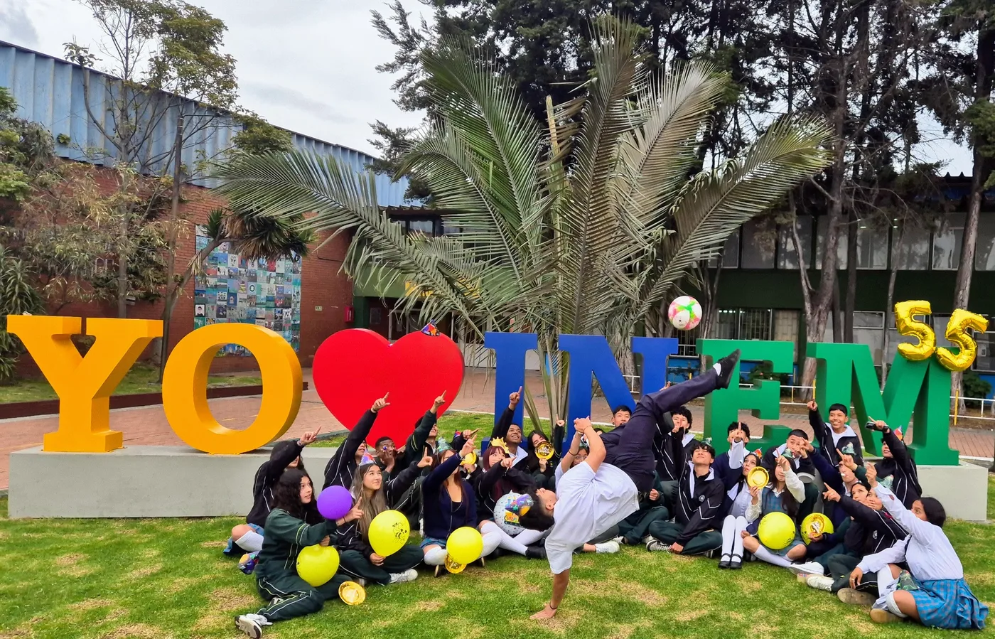 Comunidad educativa del INEM Francisco de Paula Santander durante la conmemoración de sus 55 años